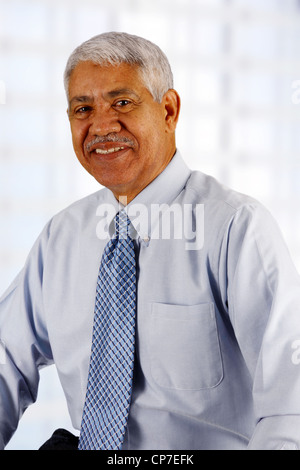 Senior Business-Mann arbeitet in seinem Büro Stockfoto