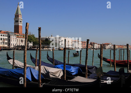 San Marco und Gondeln Stockfoto