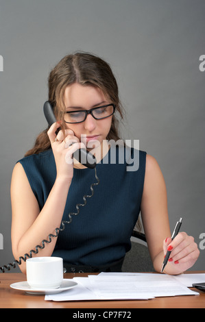 Schöne Geschäftsfrau sprechen Telefon im Büro Stockfoto