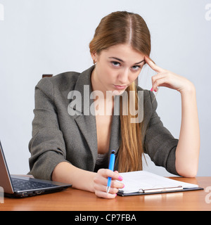 Junge weibliche Führungskraft auf dem Vertrag Papier im Büro arbeiten Stockfoto
