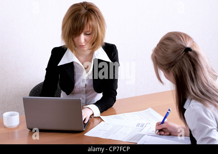 Zwei Geschäftsfrau mit einem Treffen im Büro Stockfoto
