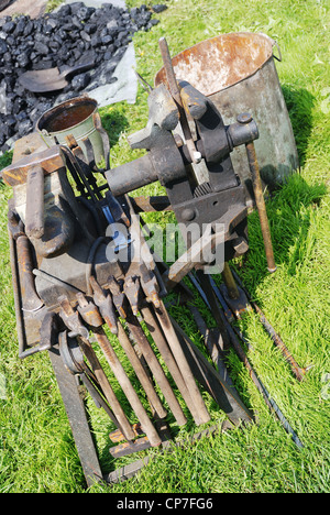 Werkzeuge, Hammer und Amboss verwendet von einem Schmied Stockfoto