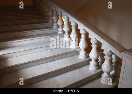 alten marmoreal Treppe mit Geländer bei Tageslicht Stockfoto