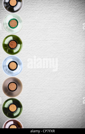 Weinflaschen auf Muster Papierhintergrund Stockfoto