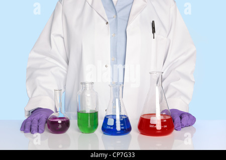 Foto von einem Chemie Lehrer oder Wissenschaftler an einem Schreibtisch/Schalter mit einer Reihe von Chemikalien Stockfoto