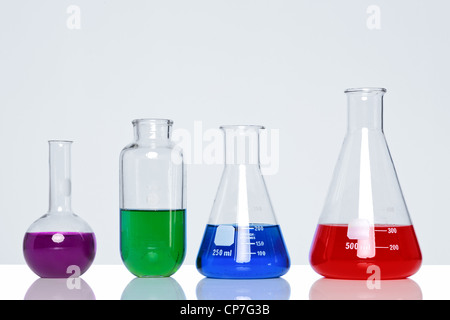 Foto von Chemikalien in Glas-Flaschen und Becher Stockfoto