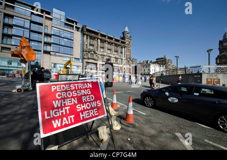 Straßenbahn arbeitet in der Princes Street im Zentrum von Edinburgh, Schottland. Stockfoto