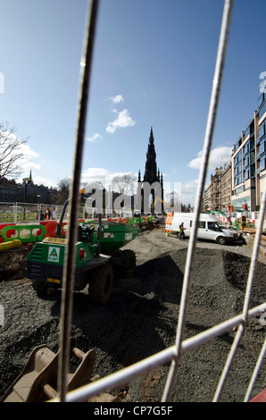 Straßenbahn arbeitet in der Princes Street im Zentrum von Edinburgh, Schottland. Stockfoto