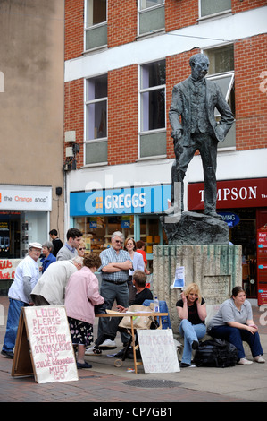 Bromsgrove Stadtzentrum, wo eine Gruppe unter der Statue des Dichters AE Housman Protest über ihre lokalen MP Julie Kirkbride gesammelt Stockfoto