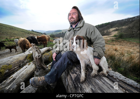 Ein Rinder-Bauer mit seinem Springer Spaniel Hund Wales, UK Stockfoto