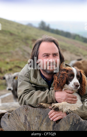 Ein Rinder-Bauer mit seinem Springer Spaniel Hund Wales, UK Stockfoto