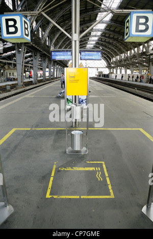 Bereich für Raucher am Bahnhof Dresden-Neustadt, Sachsen, Deutschland. Stockfoto