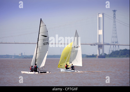 Segelboote bei einer Regatta auf dem Fluss Severn in der Nähe von Thornbury, Gloucestershire UK Stockfoto