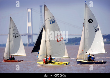 Segelboote bei einer Regatta auf dem Fluss Severn in der Nähe von Thornbury, Gloucestershire UK Stockfoto