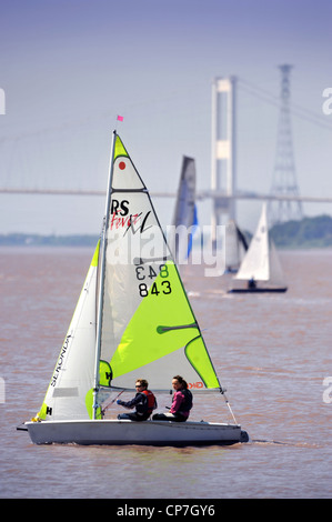 Segelboote bei einer Regatta auf dem Fluss Severn in der Nähe von Thornbury, Gloucestershire UK Stockfoto