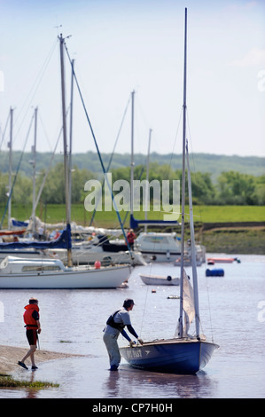 Ein Mann und eine junge bereiten ein Beiboot an einer Regatta Segeln auf den Fluss Severn in der Nähe von Thornbury, Gloucestershire UK Stockfoto