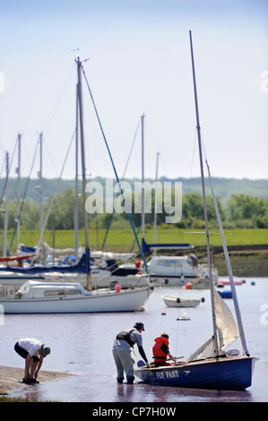 Ein Mann und eine junge bereiten ein Beiboot an einer Regatta Segeln auf den Fluss Severn in der Nähe von Thornbury, Gloucestershire UK Stockfoto