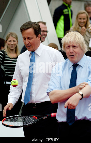 Premierminister David Cameron und Bürgermeister von London Boris Johnson am Internationalen Paralympischen Tag 2011, dem Trafalgar Square Stockfoto