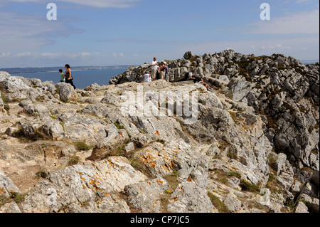 Touristen am Pointe de Pen-Hir, Crozon-Halbinsel in der Nähe von Camaret, Finistere, Bretagne, Bretagne, Frankreich Stockfoto