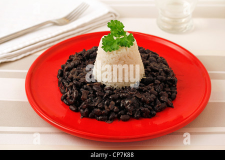 Schwarze Bohnen mit Reis. Rezept zur Verfügung. Stockfoto