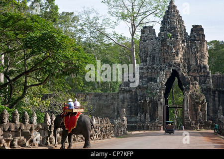 Touristen auf einem Elefanten. Angkor Thom Gate. Angkor. Kambodscha Stockfoto