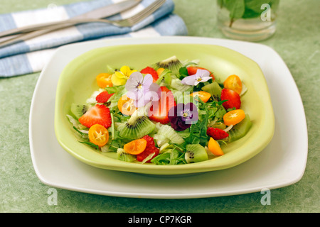 Frühlings-Salat. Rezept zur Verfügung. Stockfoto