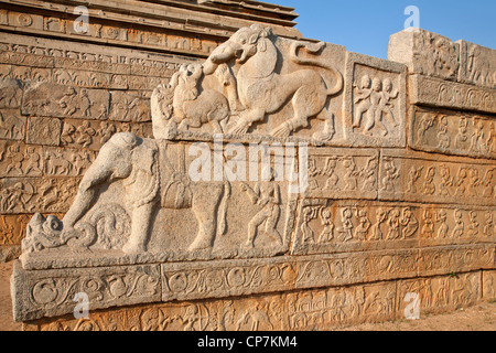 Wandschnitzereien. Mahanavami Dibba. Königliche Gehege. Hampi. Indien Stockfoto