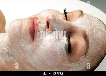 Frau bekommen eine Gesichtsbehandlung in einem Spa. Stockfoto