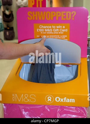 Shwop Drop Schema von Marks & Spencer und Oxfam für das recycling von Kleidung, London Stockfoto