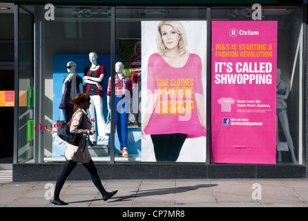 Shwop Drop Schema von Marks & Spencer und Oxfam für das recycling von Kleidung, London Stockfoto