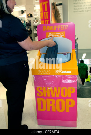 Shwop Drop Schema von Marks & Spencer und Oxfam für das recycling von Kleidung, London Stockfoto