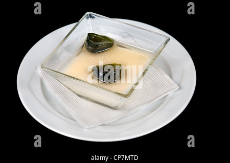 Pannacotta Italienisches Creme mit grünen Feigen auf schwarzem Hintergrund isoliert Stockfoto