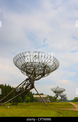 Parabolische Radioantennen in Westerbork in den Niederlanden. Westerbork Synthese Radioteleskop (WSRT) Stockfoto