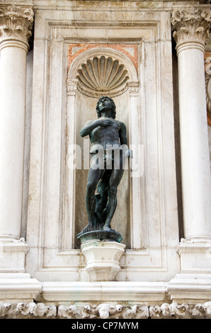 Kopie der Bronzeplastik des Adam von Antonio Rizzo im Hof des Dogen Palast - Sestiere San Marco, Venedig - Italien Stockfoto