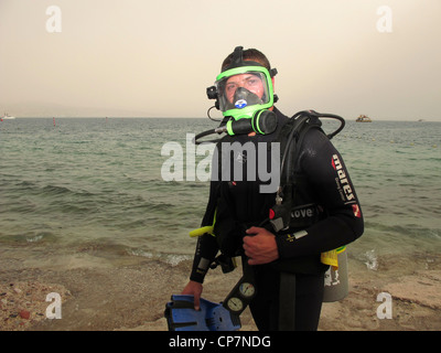 Taucher mit Full Face Maske Stockfoto