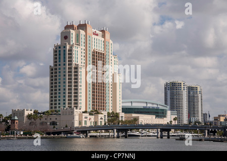 Skyline von Downtown und Hillsborough River, Tampa, FL Stockfoto