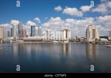 Skyline von Downtown und Hillsborough River, Tampa, FL Stockfoto