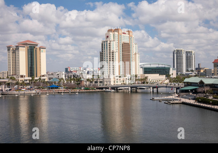 Skyline von Downtown und Hillsborough River, Tampa, FL Stockfoto