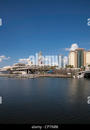 Skyline von Downtown und Hillsborough River, Tampa, FL Stockfoto