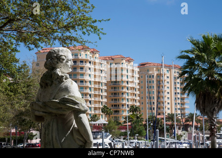 Statue, Nordpark Straub, Yacht Nordbecken und Vinoy Resort Hotel und Eigentumswohnungen, St. Petersburg, Florida, USA Stockfoto