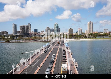 Downtown Skyline von Municipal Pier, St Petersburg, FL 2012 Stockfoto