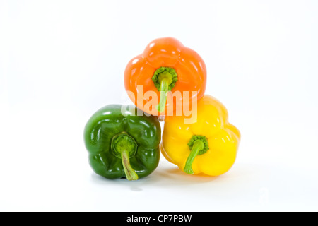 Pyramide gebildet von drei Farben grün, gelb und Orange Paprika vor einem weißen Hintergrund Stockfoto