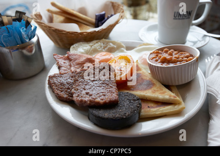 traditionelle schottische Frühstück in einem Café in Schottland, Vereinigtes Königreich Stockfoto