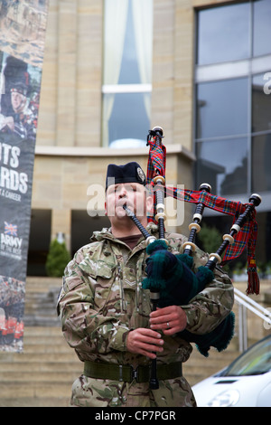 Piper von den Schotten Wachen spielen bei einer Armee rekrutieren Stand im Stadtzentrum von Glasgow Schottland, Vereinigtes Königreich Stockfoto