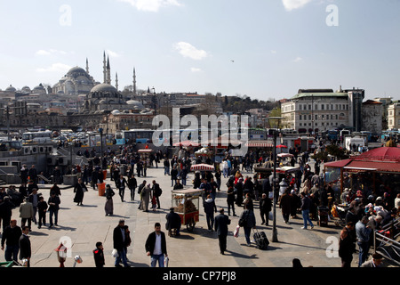 Menschen im Quadrat & SÜLEYMANIYE & RUSTEM PASA Moscheen EMINONU ISTANBUL Türkei 27. März 2012 Stockfoto