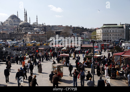 Menschen im Quadrat & SÜLEYMANIYE & RUSTEM PASA Moscheen EMINONU ISTANBUL Türkei 27. März 2012 Stockfoto