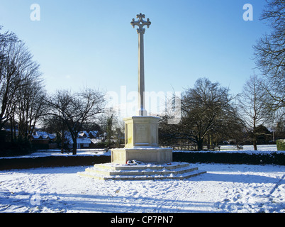 Farnham Surrey England UK Snow überdachte Kriegerdenkmal in Gostrey Wiesen Stockfoto