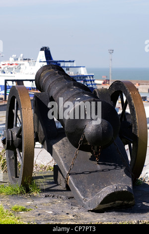 Alte Kanone auf dem Küstenpfad in Rosslare Harbour, Co. Wexford, Eire Stockfoto