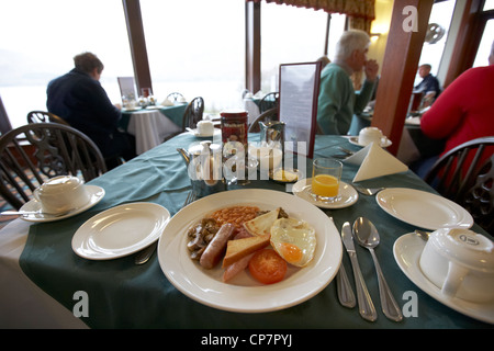 traditionelles schottisches Frühstück serviert im Restaurant des Hotels in Schottland, Vereinigtes Königreich Stockfoto