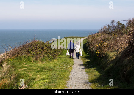 Junges Paar Heimweg entlang der irischen Küste in Rosslare Harbour, Co. Wexford. Stockfoto